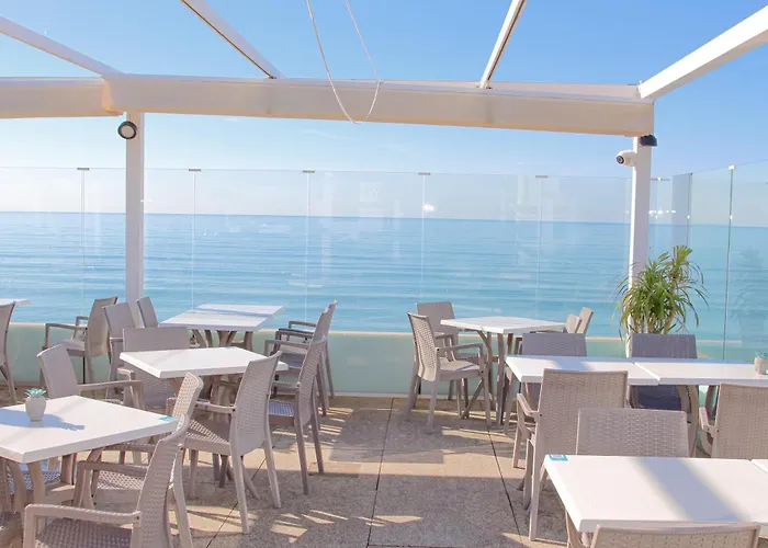 Golden Beach Guest House & Rooftop Bar